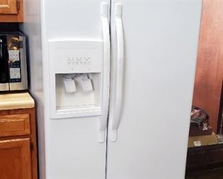Whirlpool Double Door Refrigerator/Freezer Model ED 2 KVEXVQ01, 66.5" x 33" x 32" 