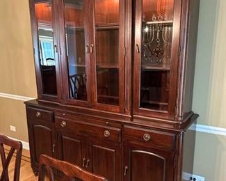 Kincaid Dining room set. Lighted china cabinet with all wood drawers. 