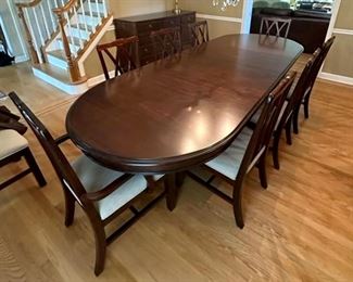 Kincaid Dining room set. Dining table and 10 padded chairs. Extra leafs to seat 10 people! Matching buffet and lighted china cabinet...