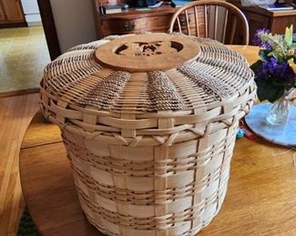 Craft basket with decorative wooden inlaid in the cover