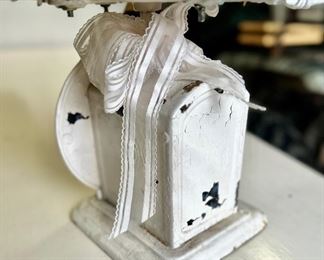 John Chatillion & Sons, NY Antique
25lb rattan & Metal Nursery Baby Scale 27” long x 14w x 15.5h $50