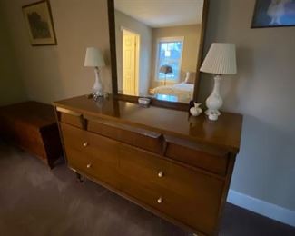 Bassett Mid Century Modern Dresser w/ Mirror