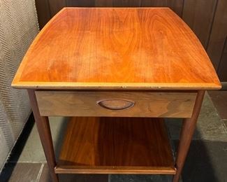 SINGLE MCM ACCENT TABLE