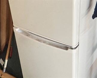 Small refrigerator / freezer