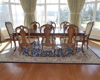Stunning dining table with 8 chairs