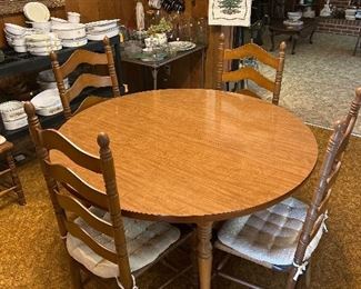 Table with leaf and 6 chairs 