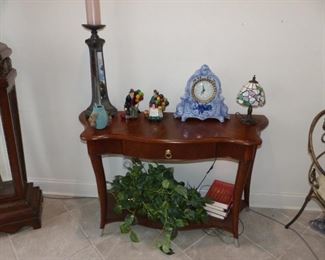 Console table, bricabrac