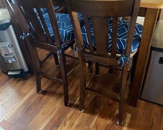 Island table with four chairs