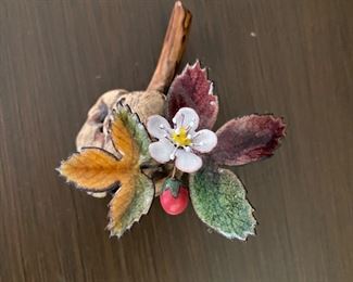 Brumm enamel strawberry plant