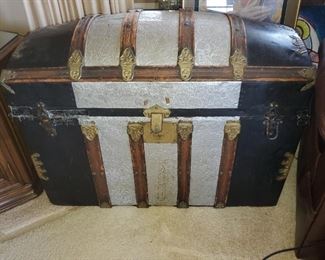 Vintage humpback trunk