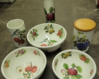 Pomona Bowls & Casnisters ( missing 1 lid) 