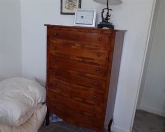 Lingerie chest, lamp with shade