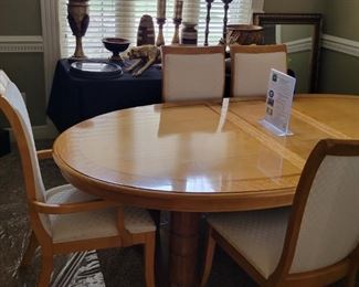 STANLEY BRAND - BEAUTIFUL OBLONG/OVAL - 2 TONE WOOD DINING TABLE W/ LEG BAND ACCENTS & 6 CHAIRS AND 2 LEAVES - Regency Style Birds Eye Maple & Rosewood Inlay Dining Table & Six Chairs 20thC - RETAILS FOR $4,500, OUR PRICE - $900
