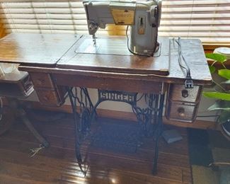 Singer sewing machine with cabinet 