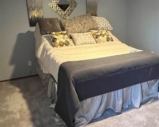 Queen  Reverie Sleep System - Adjustable bed - like new!