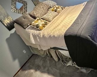 Queen  Reverie Sleep System - Adjustable bed - like new!