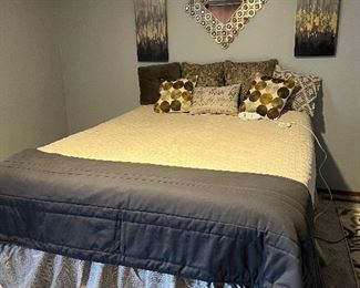 Queen  Reverie Sleep System - Adjustable bed - like new!