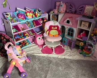 Little Girl's Room Decor - toys