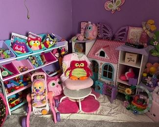 Little Girl's Room Decor - toys