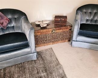 Retro chair set.  5 x 7 rug and storage chest table