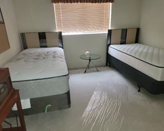 Contemporary twin bedroom set