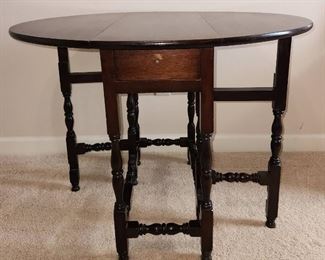 Gate leg table 