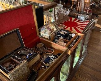 Jewelry, knives, collectibles