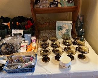 12 smoky glass champagne glasses
Hair accessories 