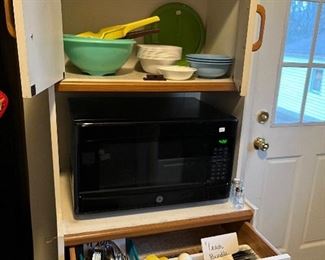Microwave
Kitchen items

