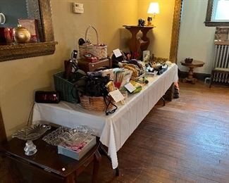 Occasional table
Mikasa & Fenton bowls