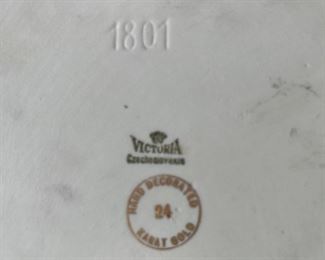 Vtg. Victuria hand decorated 24K gold  w/matching candle sticks 