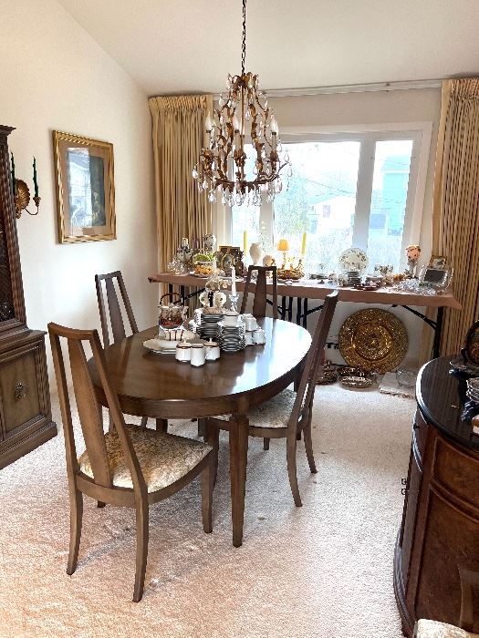 Mid Century table w/6 chairs - 2 leaves and table pads