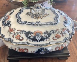 Porcelain lidded bowl