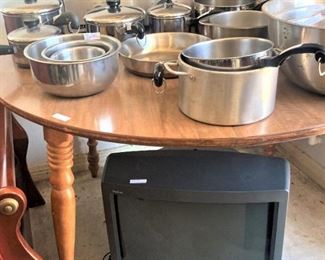 Round breakfast table