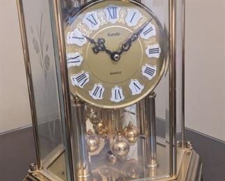 Kundo quartz table clock