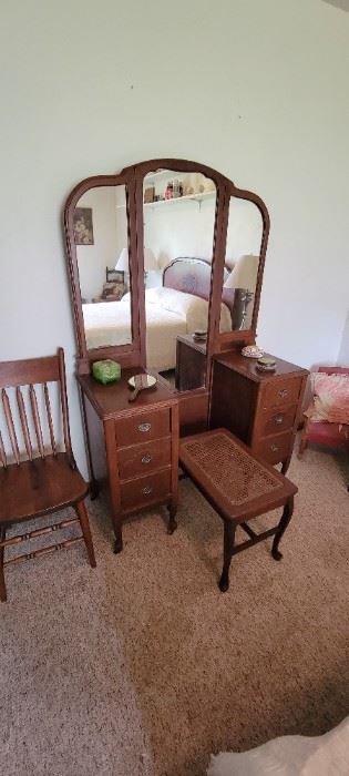 Antique Bedroom 4 Piece Bedroom Set