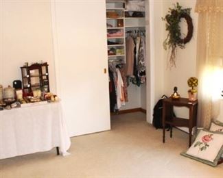 Everything in this sale is clean and in very nice condition.