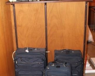 Samsonite luggage being sold as a five piece set.  Lots of frames.