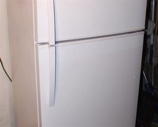 Kenmore Refrigerator.  Very nice and like new! 