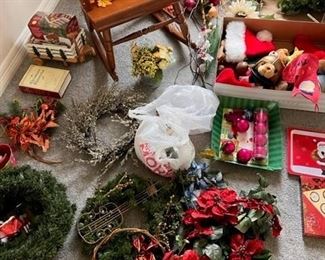 Large variety of seasonal decor/floral items (majority Christmas, but also Fall and other holidays)