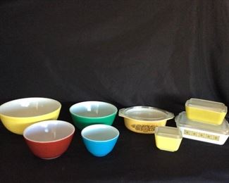 Pyrex, Beautiful Like New Collection of Nesting Bowls, Refrigerator Dishes Casserole Dish.