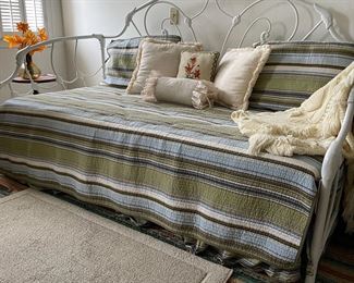 Iron daybed w/trundle