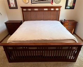 King Bed Broyhill Artisan Ridge Mission Arts and Crafts 4078-256	Frame: 54x85x87in Mattress 76 x 80in	HxWxD
