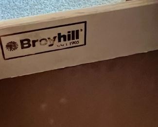 Long Dresser & Mirror Broyhill Artisan Ridge Mission Arts and Crafts 9 Drawer  	Dresser: 39x66x18in<BR>Mirror : 42 x 48 x2.5in	HxWxD
