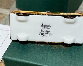 Limoges Artoria London Taxi Trinket Box Limited Edition in Box	1.5 inches high	

