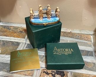 Limoges Artoria London Tower Bridge Trinket Box Limited Edition in Box	1.5 inches high.	
