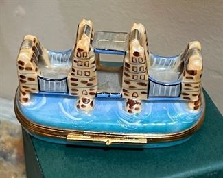 Limoges Artoria London Tower Bridge Trinket Box Limited Edition in Box	1.5 inches high.	
