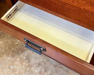 Sofa Table Broyhill Artisan Ridge Mission Arts and Crafts 4078-009 	30.25 x 54 x 18.	HxWxD
