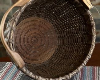 Artist Made Basket Edythe Hill  	8.5 x 11in diameter.	
