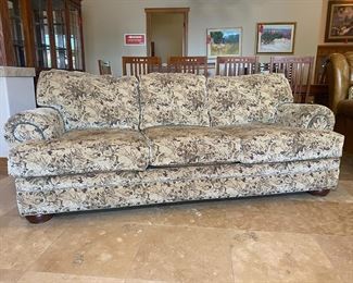Broyhill Traditional Fabric Sofa Couch 	35 x 89 x 38in	HxWxD
